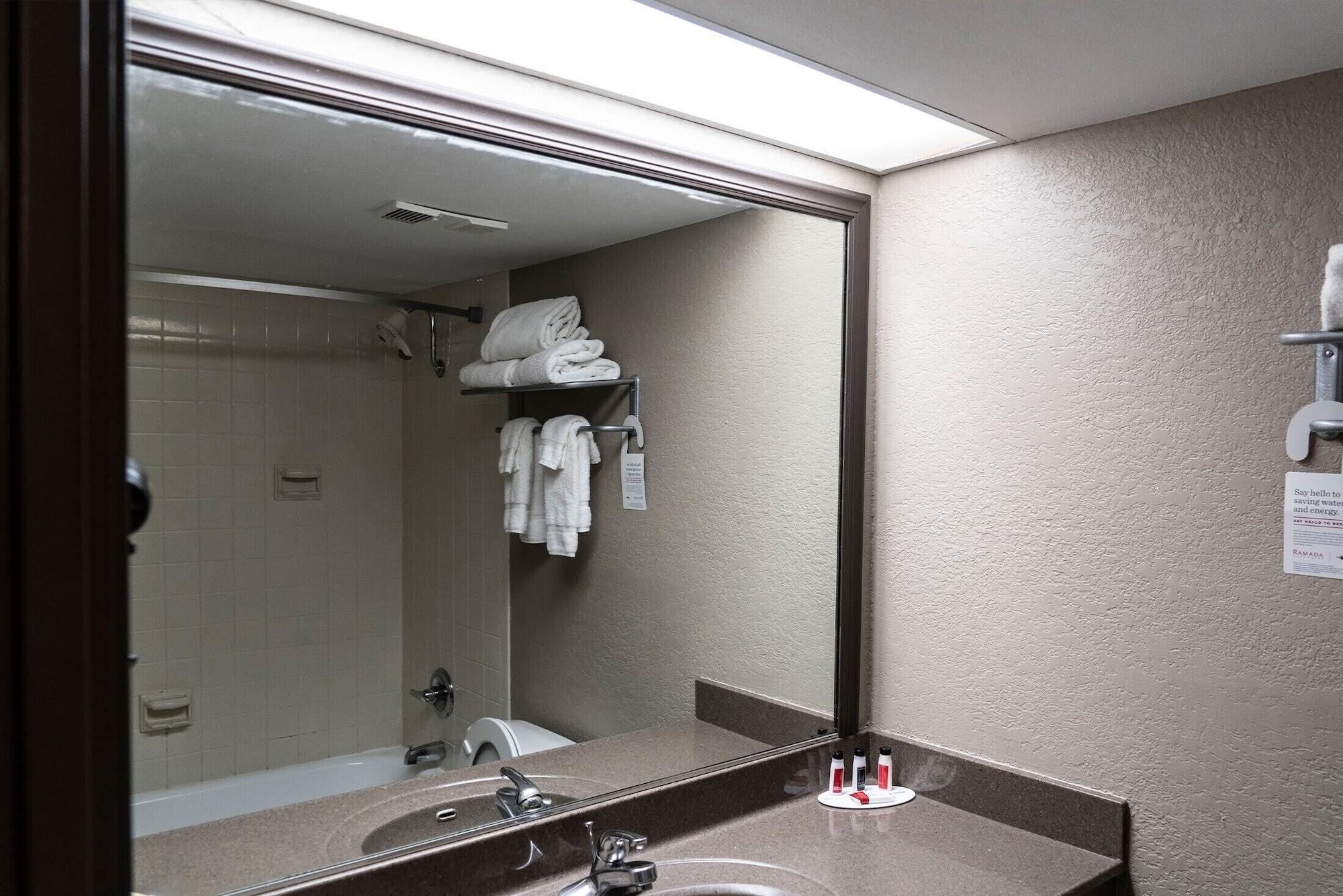 Ramada By Wyndham Topeka Downtown Hotel & Convention Center Luaran gambar
