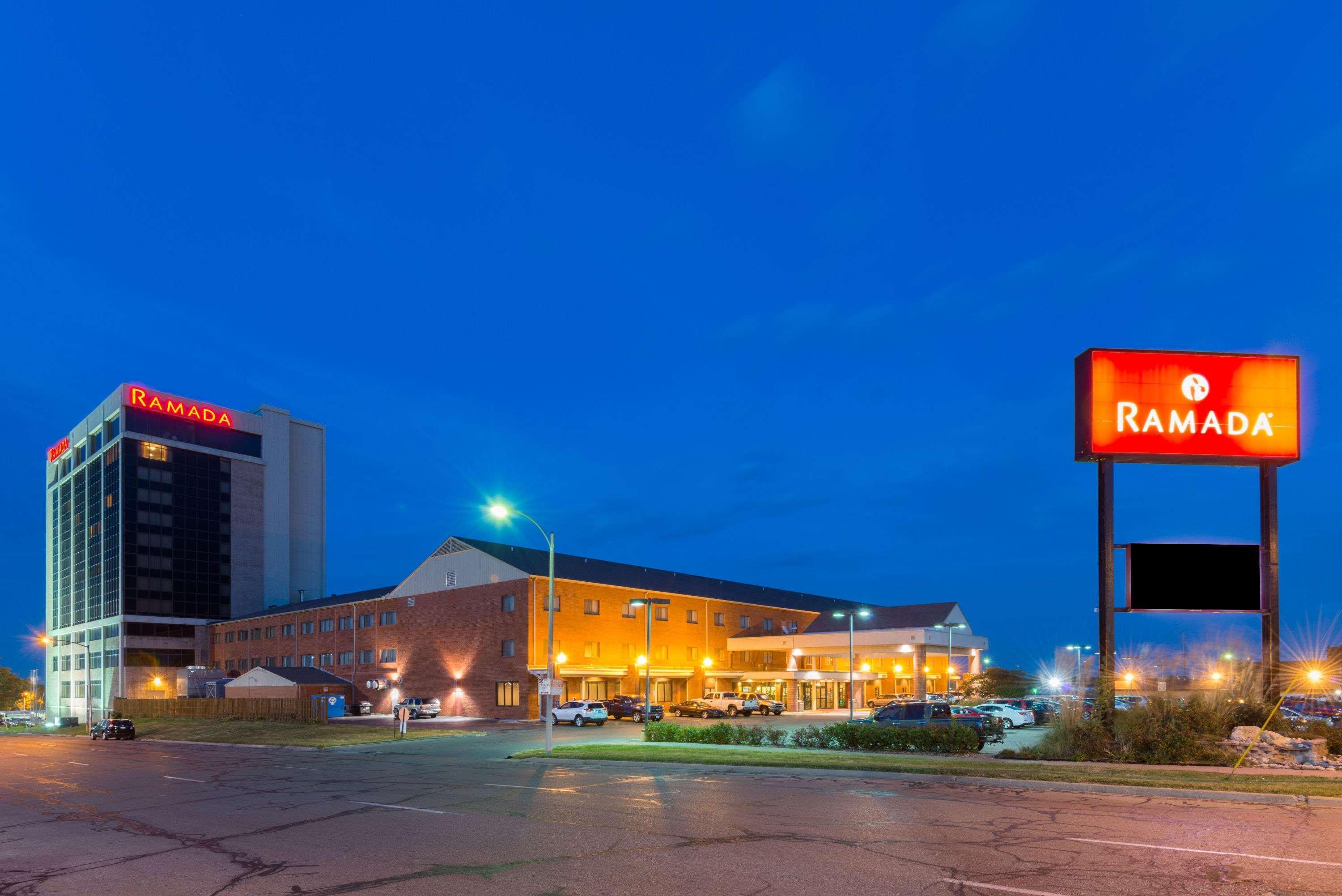 Ramada By Wyndham Topeka Downtown Hotel & Convention Center Luaran gambar