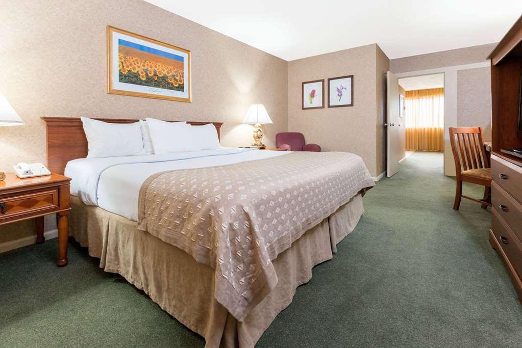Ramada By Wyndham Topeka Downtown Hotel & Convention Center Bilik gambar